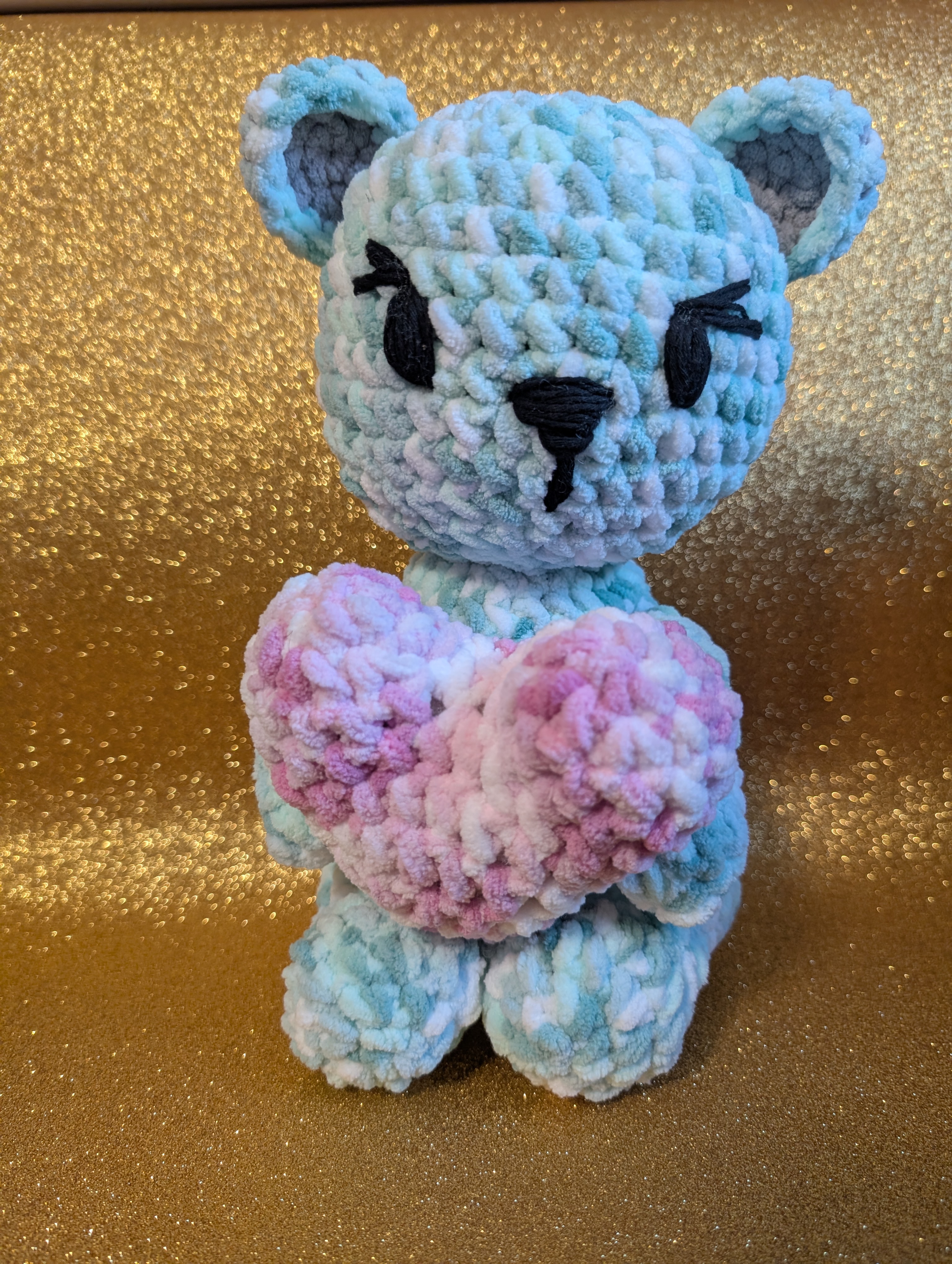 Handgemachter gehäkelter Bär mit Herz aus Polyester Wolle von Pined