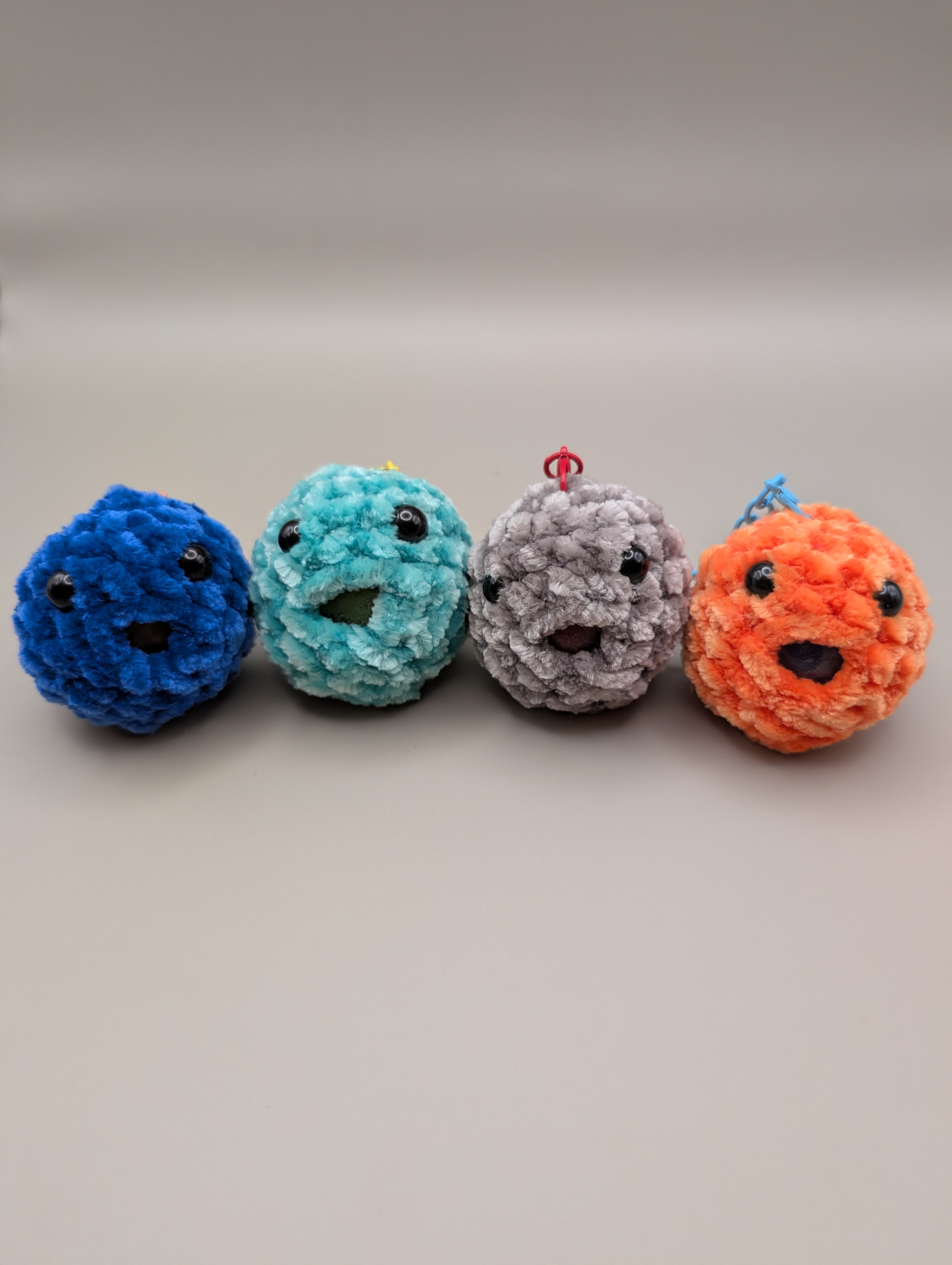 Handgemachte gehäkelte Amigurumi Figur aus Plüschgarn von Pined