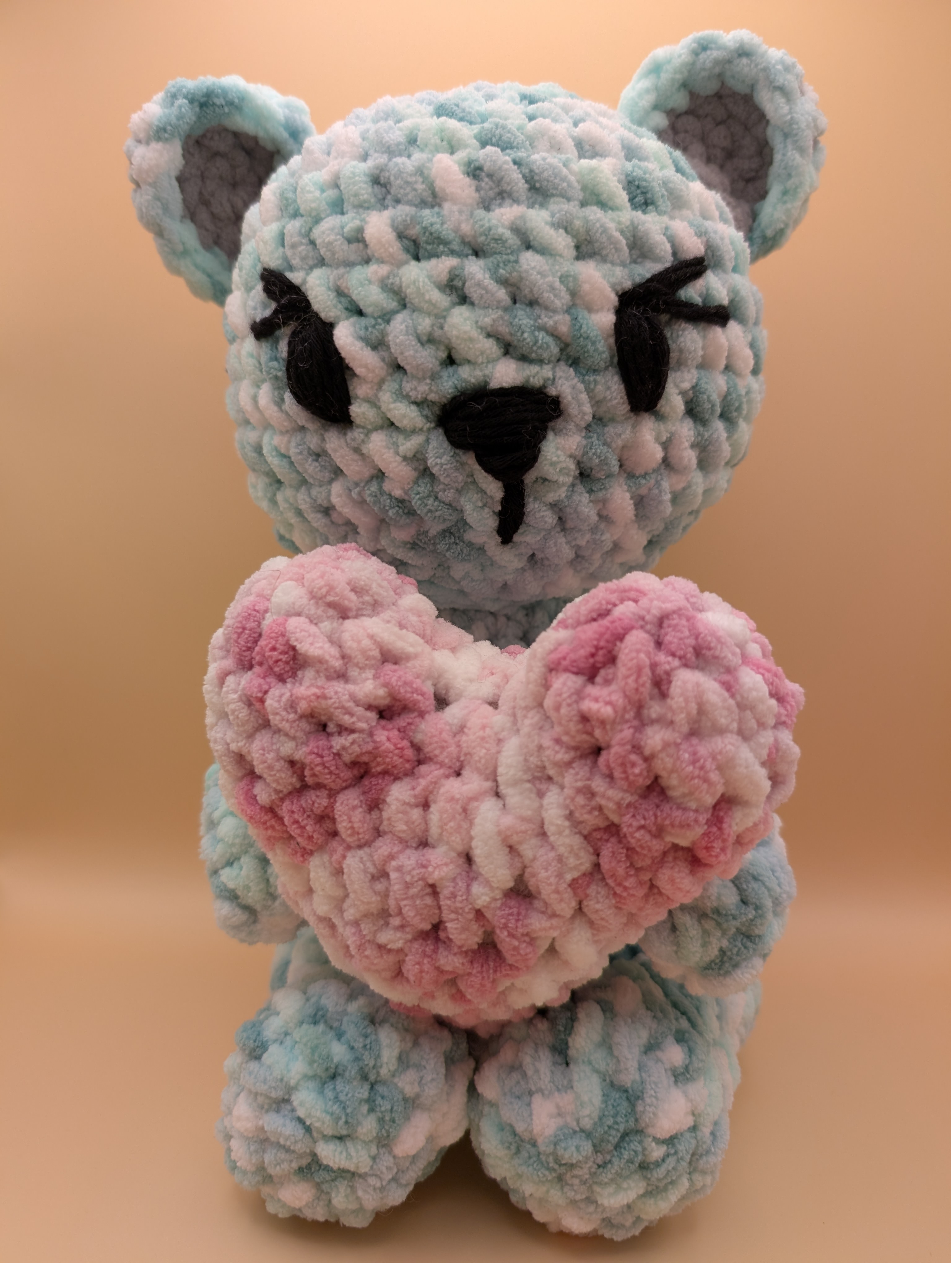 Handgemachte gehäkelte Amigurumi Figur aus Plüschgarn von Pined