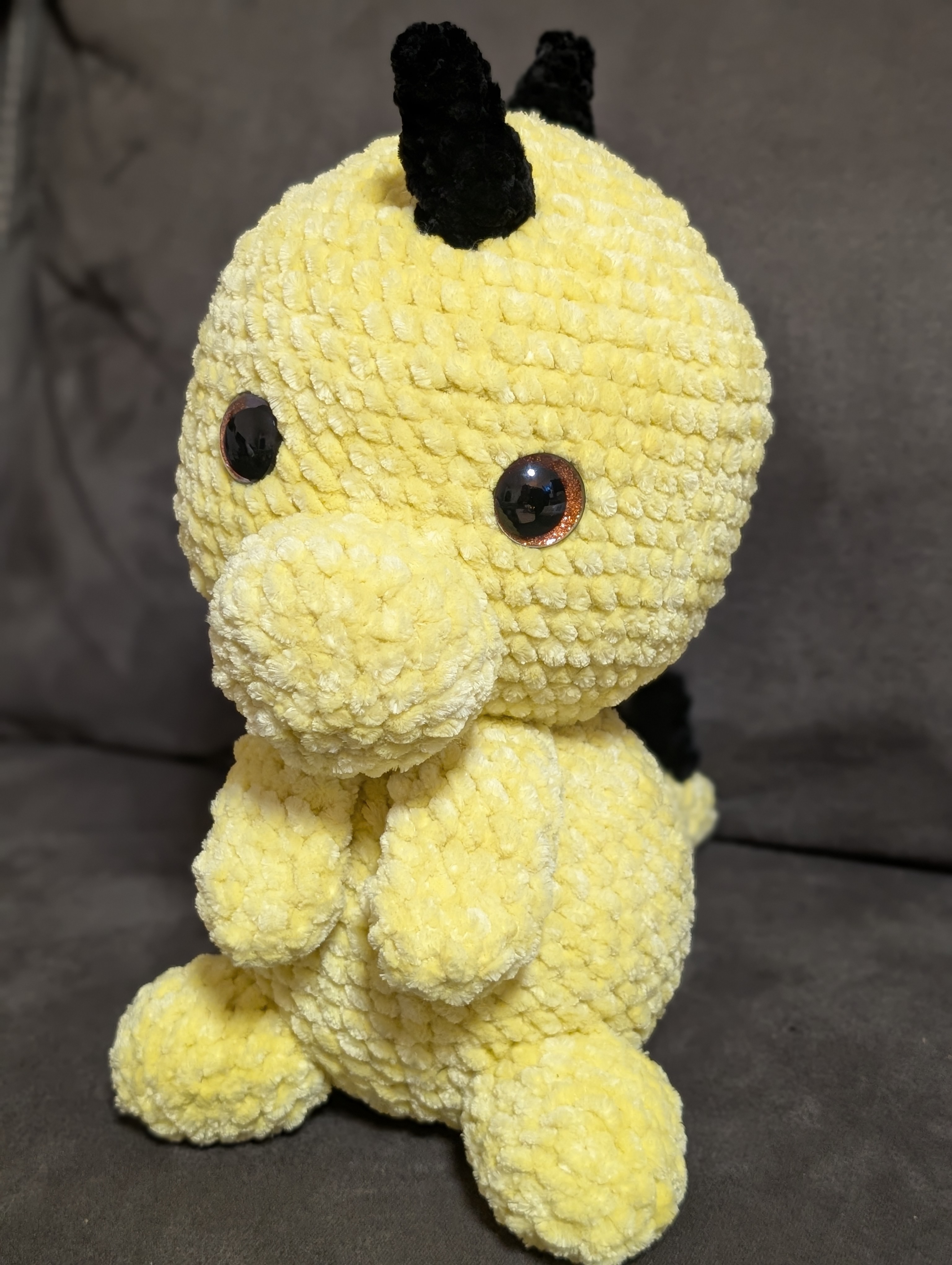 Handgemachte gehäkelte Amigurumi Figur aus Plüschgarn von Pined