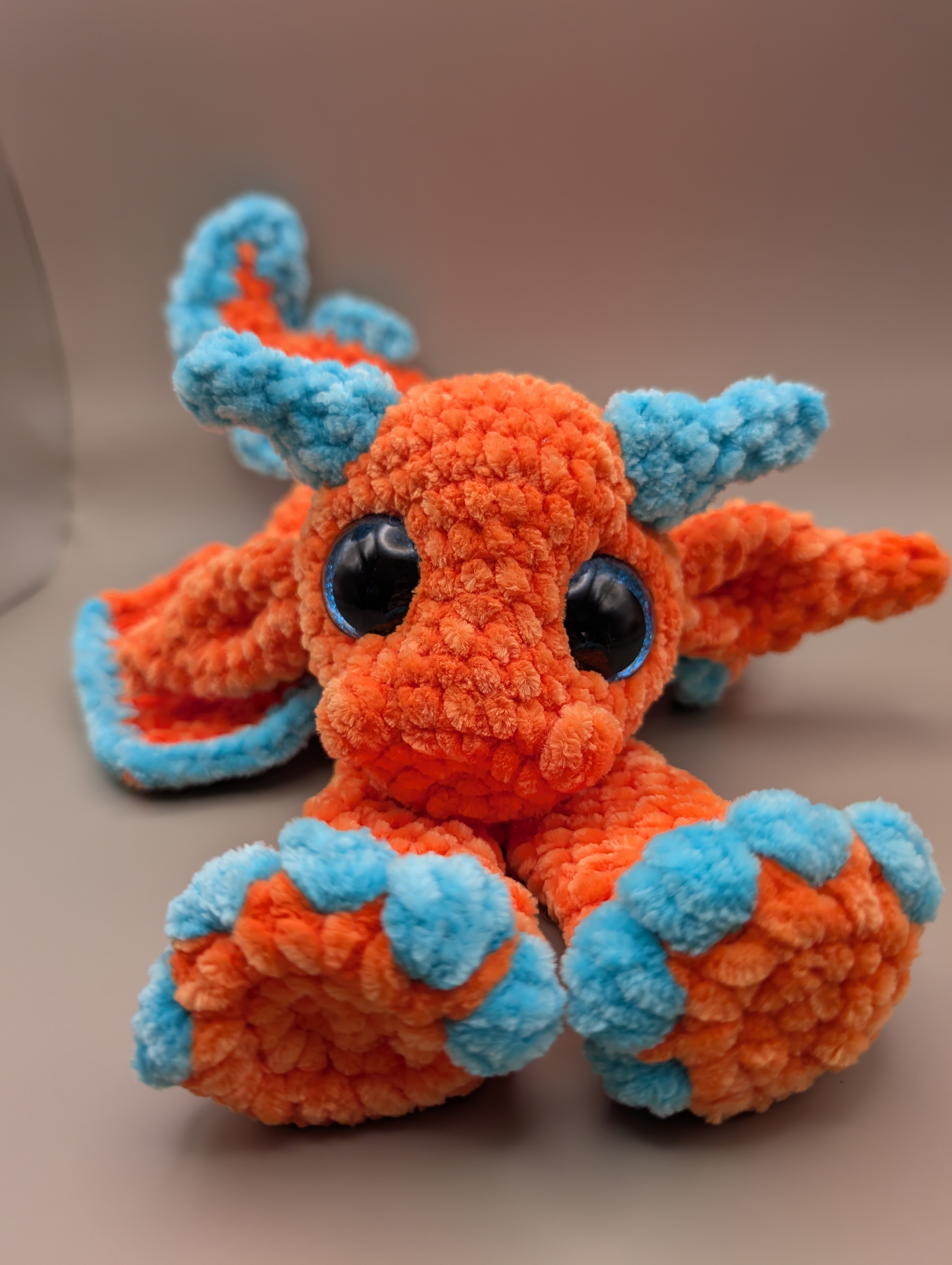 Handgemachte gehäkelte Amigurumi Figur aus Plüschgarn von Pined