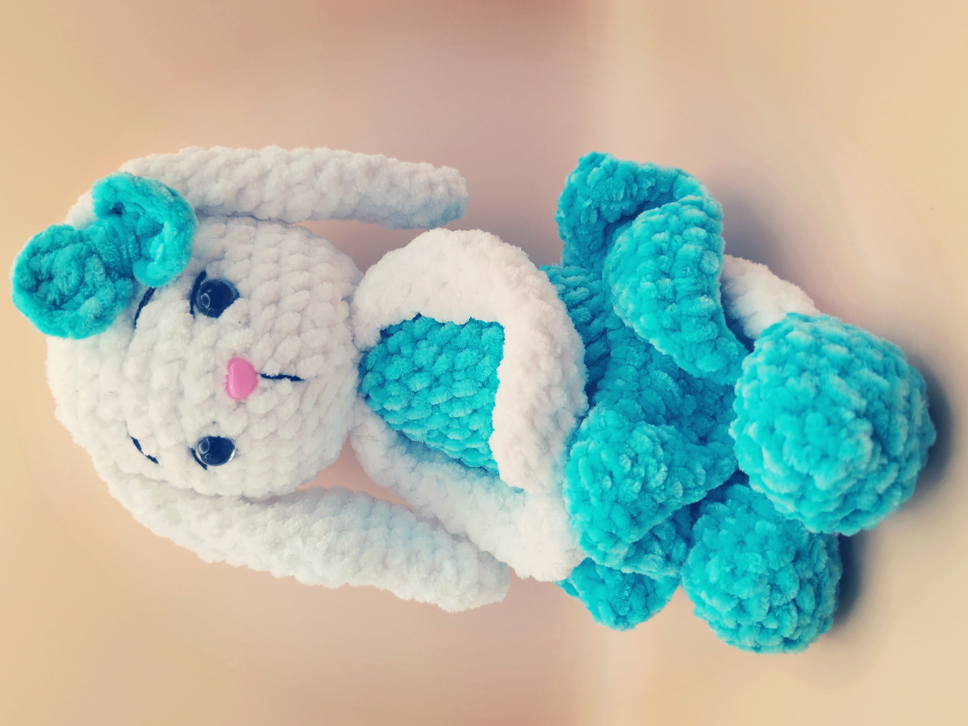 Handgemachte gehäkelte Amigurumi Figur aus Plüschgarn von Pined